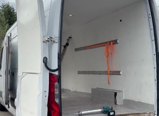 Mercedes sprinter - Rear entrance floor repair